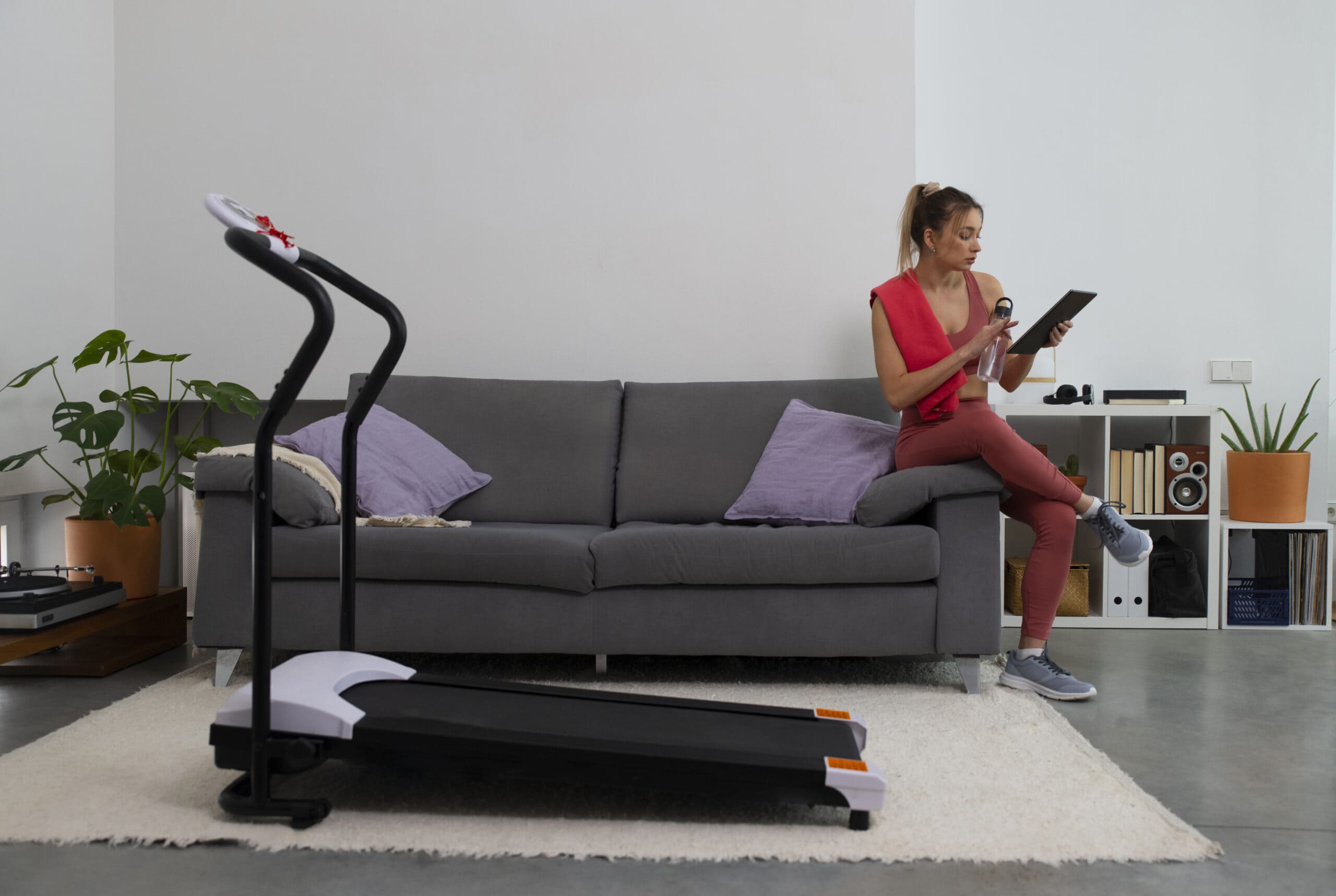 moteris ir bėgimo takelis